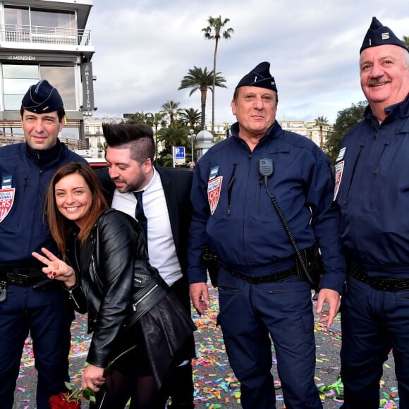 Priscilla Betti et Chris Marques posent avec des CRS, en compagnie de la troupe de Danse avec les Stars, lors de la 4e bataille de fleurs dans le cadre du Carnaval de Nice le 24 février 2016. © Bruno Bebert