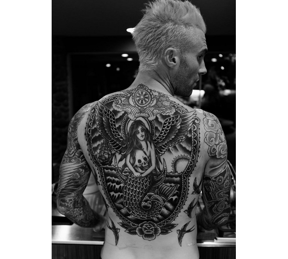 Adam Levine dévoile une photo de son nouveau tatouage dans le dos en forme de sirène. Photo publiée sur Instagram, le 25 février 2016.