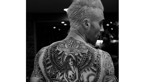 Adam Levine : Un nouveau tatouage viril après son passage moqué chez le coiffeur