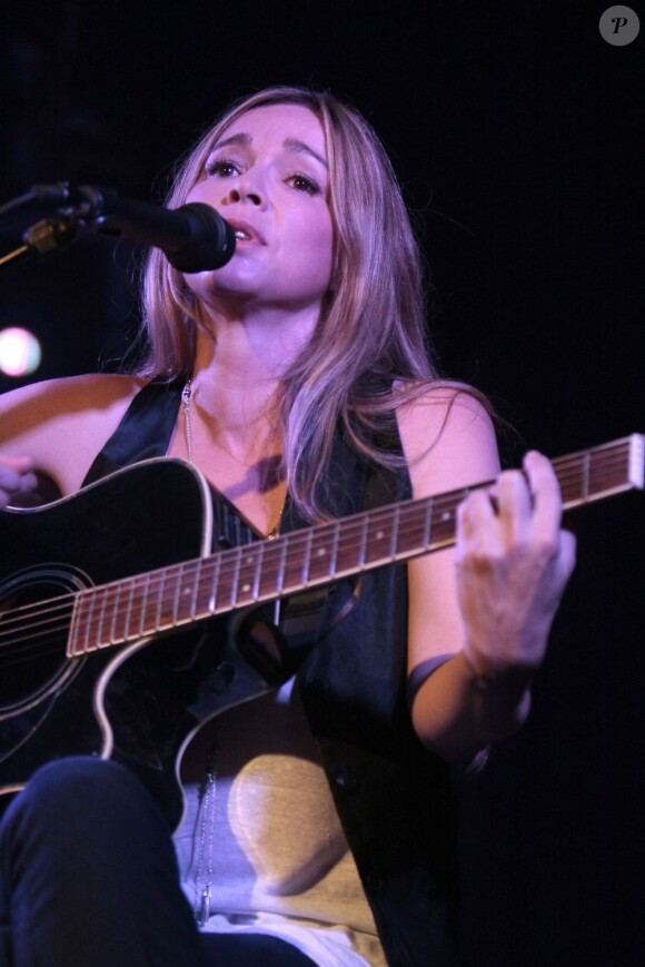 Hélène Rollès en concert au Divan du monde, à Paris, le 29 mai 2012.
