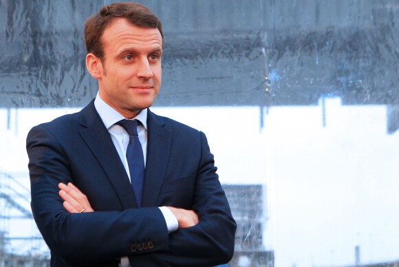 Emmanuel Macron visite le chantier STX France le 1er février 2016 à Saint-Nazaire lors de la cérémonie des pièces du paquebot MSC Meraviglia.