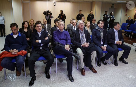 Les accusés du procès Noos, dont l'infante Cristina d'Espagne et son mari Iñaki Urdangarin, au dernier rang, au tribunal à Palma de Majorque le 11 janvier 2016 lors de l'ouverture du procès Noos.