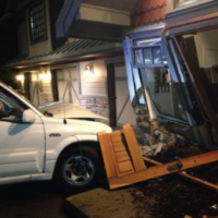 Kim Cattrall : Une jeune chauffarde emboutit une voiture dans sa maison !
