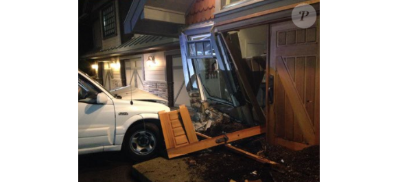 Kim Cattrall a publié une photo sur Twitter de la voiture qui est venue s'encastrer dans sa maison, le 24 février 2016.