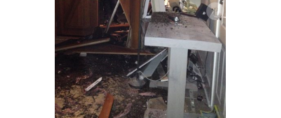 Kim Cattrall a publié une photo sur Twitter des dégats causés par la voiture qui est venue s'encastrer dans sa maison, le 24 février 2016.