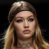 Gigi Hadid, le sein à l'air, lors du défile Versace à Milan, le 26 février 2016