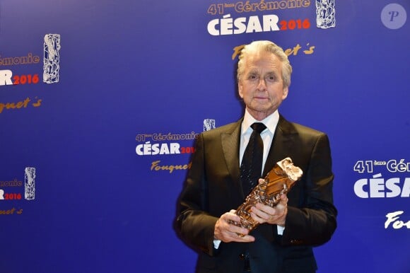 Michael Douglas (César d'honneur) - Photocall du dîner des César au restaurant Fouquet's à Paris. Le 26 février 2016 © Giancarlo Gorassini / Bestimage