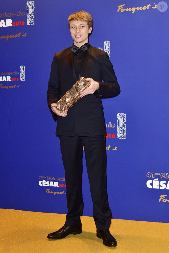 Rod Paradot (Smoking Dior et montre Montblanc) (Meilleur espoir masculin dans le film "La tête haute") - Photocall du dîner des César au restaurant Fouquet's à Paris. Le 26 février 2016 © Giancarlo Gorassini / Bestimage