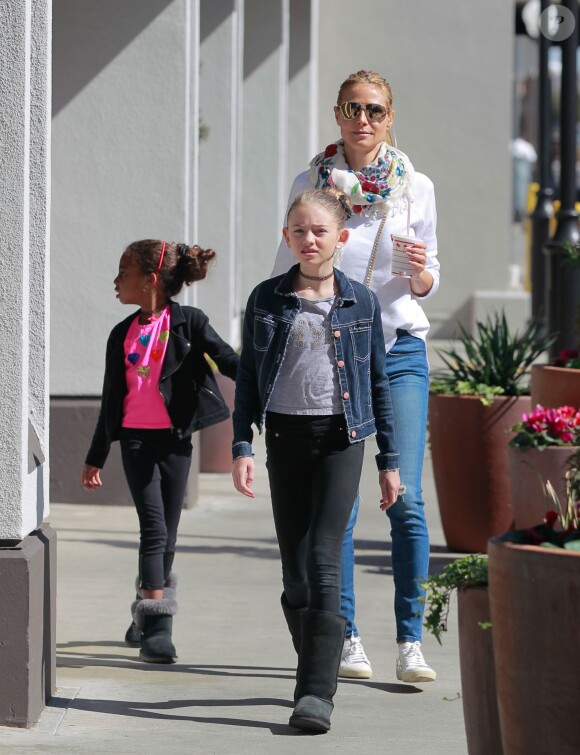 Exclusif - Heidi Klum fait du shopping avec ses filles Leni et Lou, accompagnées par un nouveau garde du corps, à Sherman Oaks, le 21 février 2016.