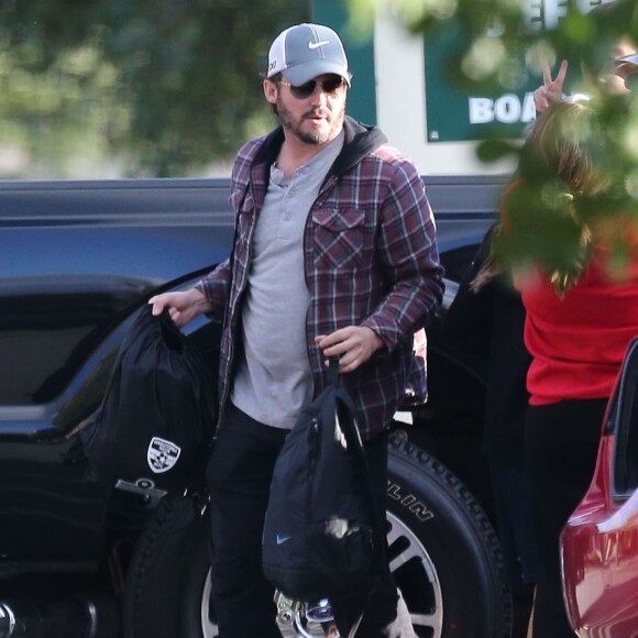 Exclusif - Kelly Clarkson et son fiance Brandon Blackstock se promenent a Nashville, le 20 octobre 2013.