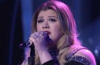 Kelly Clarkson très émue, interprète son titre Piece by Piece sur le plateau de l'émission American Idol. Vidéo publiée sur Youtube, le 25 février 2016.