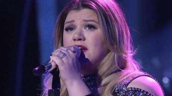 Kelly Clarkson très émue, interprète son titre Piece by Piece sur le plateau de l'émission American Idol. Vidéo publiée sur Youtube, le 25 février 2016.