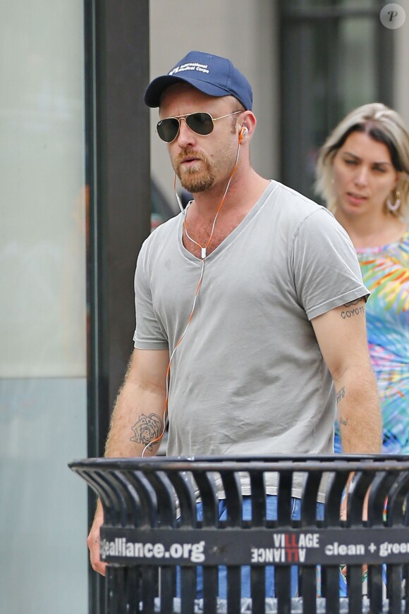 Exclusif - Ben Foster se promène, en écoutant de la musique, dans le quartier de East Village à New York. Le 6 août 2015 © CPA / BESTIMAGE