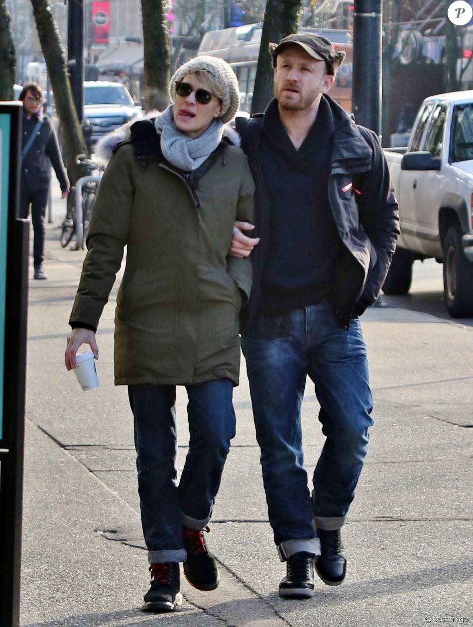 Robin Wright et son fiance Ben Foster se promenent, bras dessus bras dessous, dans les rues de Vancouver. Le 19 janvier 2014
