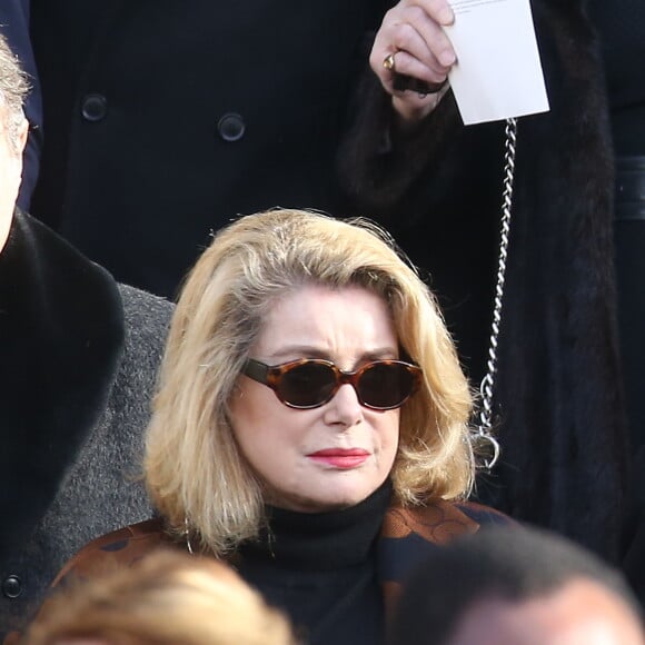 Catherine Deneuve - Sorties des obsèques de Michel Delpech en l'église Saint-Sulpice à Paris, le 8 janvier 2016.