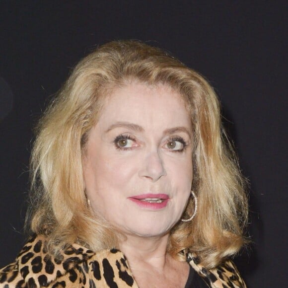 Catherine Deneuve - People au défilé Saint Laurent prêt-à-porter collection Printemps/Eté 2016 lors de la fashion week à Paris, le 5 octobre 2015.