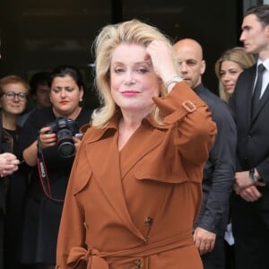 Catherine Deneuve - Arrivées au défilé de mode "Jean Paul Gaultier", collection Haute-Couture automne-hiver 2015/2016, au siège de la marque Jean-Paul Gaultier à Paris, le 8 juillet 2015