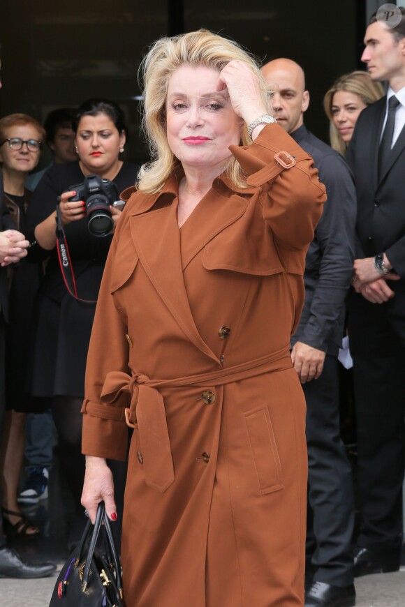 Catherine Deneuve - Arrivées au défilé de mode "Jean Paul Gaultier", collection Haute-Couture automne-hiver 2015/2016, au siège de la marque Jean-Paul Gaultier à Paris, le 8 juillet 2015