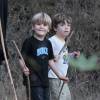 Les jumeaux Bob et Max, fils de Charlie Sheen, en forêt en novembre 2013 avec leur mère Brooke Mueller.