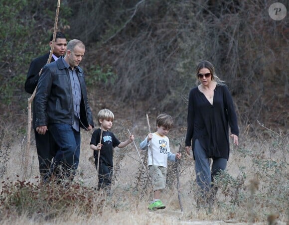 Brooke Mueller se promène en forêt avec les jumeaux Bob et Max, fruits de son mariage avec Charlie Sheen, en novembre 2013