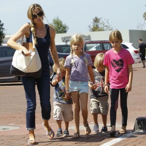 Denise Richards avec ses filles Sam et Lola et les jumeaux de son ex-mari Charlie Sheen, Bob et Max, en septembre 2012 à Malibu.
