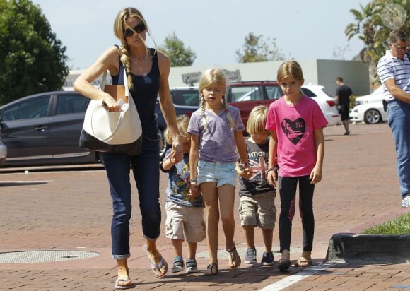 Denise Richards avec ses filles Sam et Lola et les jumeaux de son ex-mari Charlie Sheen, Bob et Max, en septembre 2012 à Malibu.