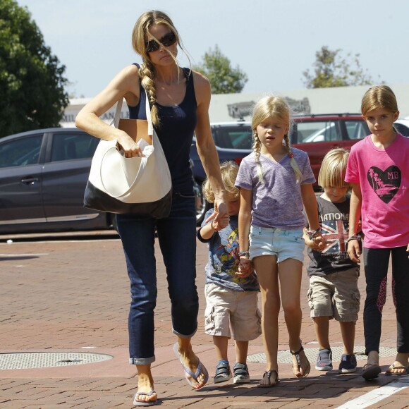 Denise Richards avec ses filles Sam et Lola et les jumeaux de son ex-mari Charlie Sheen, Bob et Max, en septembre 2012 à Malibu.
