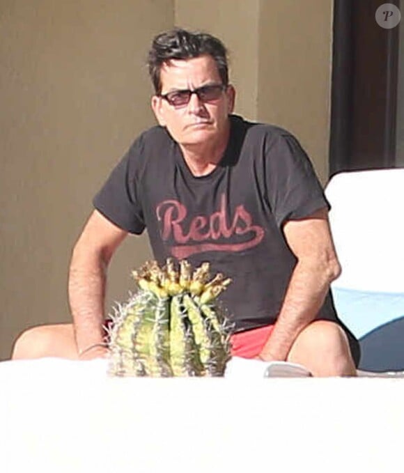 Exclusif - Charlie Sheen se repose dans un hôtel de Cabo San Luca au Mexique le 21 janvier 2016.