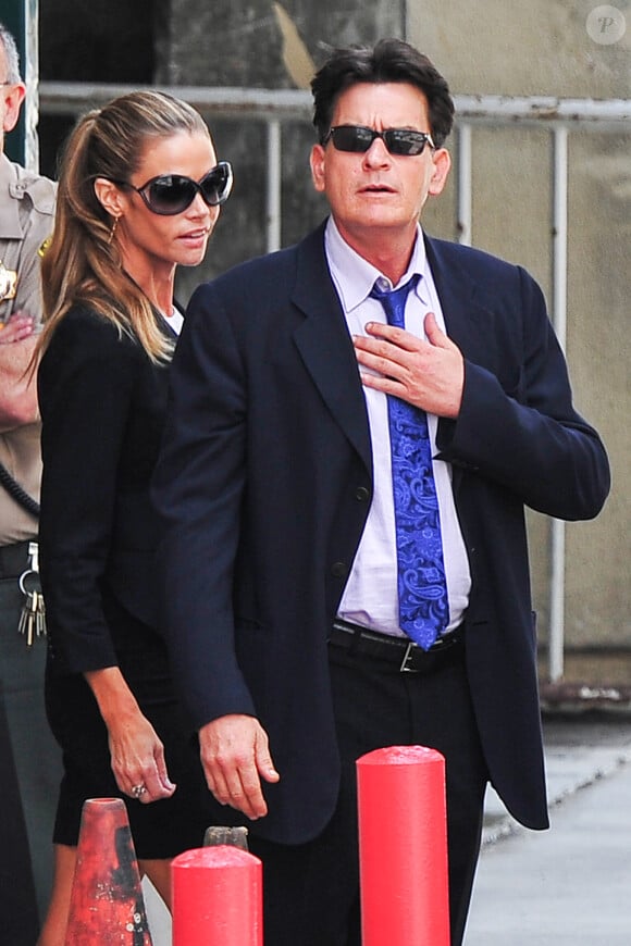 Charlie Sheen et Denise Richards quittant le tribunal de Monterey Park le 7 mai 2013 après une audience concernant la garde des jumeaux Bob et Max pendant que leur mère Brooke Mueller va en cure de désintoxication.
