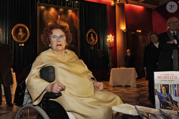 Jeanne Augier (91 ans), richissime propriétaire de l'hôtel Negresco, dédicace son livre "La dame du Negresco" à Nice le 8 janvier 2013.