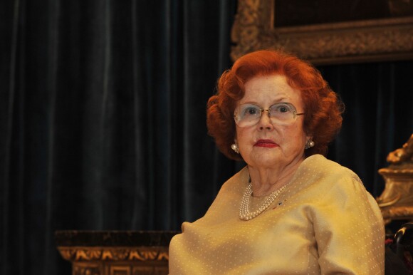 Jeanne Augier, richissime propriétaire de l'hôtel Negresco, dédicace son livre "La dame du Negresco" à Nice le 8 janvier 2013.