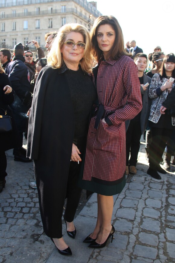 Catherine Deneuve et sa fille Chiara Mastroianni arrivent, très élégantes, au défilé de mode, collection prêt-à-porter automne-hiver 2014/2015, de Louis Vuitton à Paris, le 5 mars 2014.