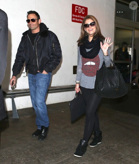 Maria Menounos et son petit ami Keven Undergaro arrivent a l'aeroport de Los Angeles, le 7 avril 2013.
