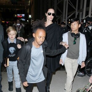 Angelina Jolie arrive avec ses enfants Pax, Shiloh et Zahara à l'aéroport de LAX à Los Angeles pour prendre l'avion, le 7 mars 2016