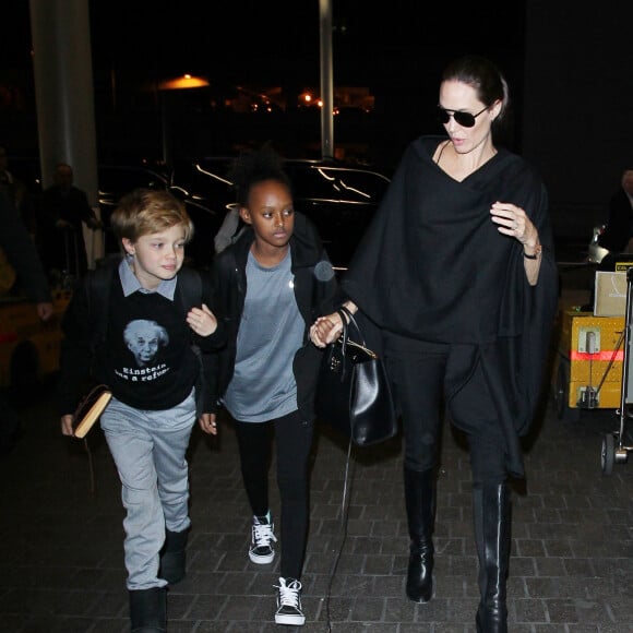 Angelina Jolie arrive avec ses enfants Pax, Shiloh et Zahara à l'aéroport de LAX à Los Angeles pour prendre l'avion, le 7 mars 2016