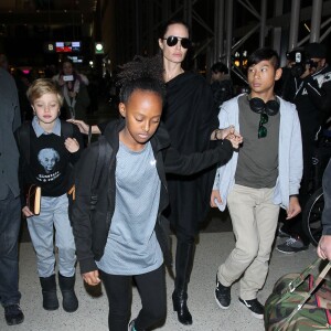 Angelina Jolie arrive avec ses enfants Pax, Shiloh et Zahara à l'aéroport de LAX à Los Angeles pour prendre l'avion, le 7 mars 2016