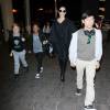 Angelina Jolie arrive avec ses enfants Pax, Shiloh et Zahara à l'aéroport de Los Angeles pour prendre l'avion, le 7 mars 2016