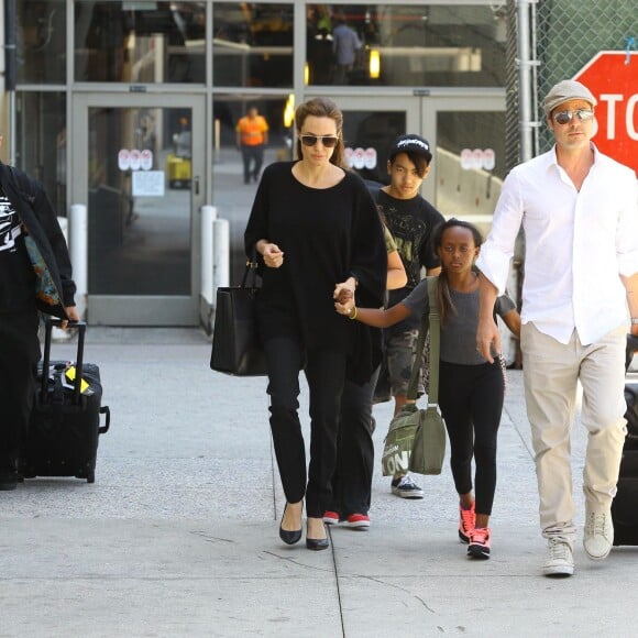 Angelina Jolie et Brad Pitt arrivent à l'aéroport de Los Angeles avec leurs enfants Zahara et Maddox en provenance de Londres, le 14 juin 2014.