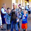 Gwen Stefani passe la journée avec ses fils Kingston, Zuma et Apollo à Disneyland à Anaheim en Californie, le 10 mars 2016