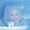 Gwen Stefani prend des photos dans sa voiture alors qu'elle se rend dans un studio à Santa Monica, le 8 mars 2016.