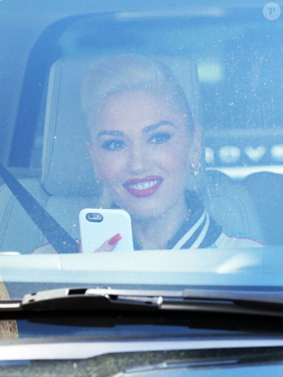 Gwen Stefani prend des photos dans sa voiture alors qu'elle se rend dans un studio à Santa Monica, le 8 mars 2016.