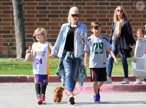 Gwen Stefani emmène son fils Zuma à un match de football en présence de ses deux autres enfants Kingston et Apollo, après le match ils iront au parc faire du tobogan à Los Angeles le 20 février 2016.
