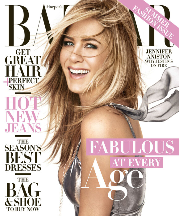 Jennifer Aniston en couverture du numéro d'avril d'Harper's Bazaar.