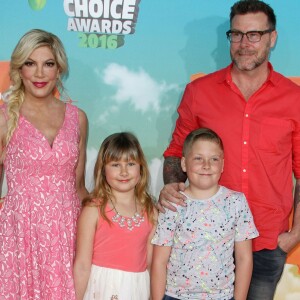 Tori Spelling, Dean McDermott et leurs enfants Stella Doreen et Liam Aaron - People à la soirée "Kids' Choice Awards" au Forum à Inglewood. Le 12 mars 2016