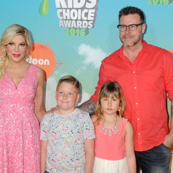 Tori Spelling, Dean McDermott et leurs enfants Liam Aaron et Stella Doreen - People à la soirée "Kids' Choice Awards" au Forum à Inglewood. Le 12 mars 2016