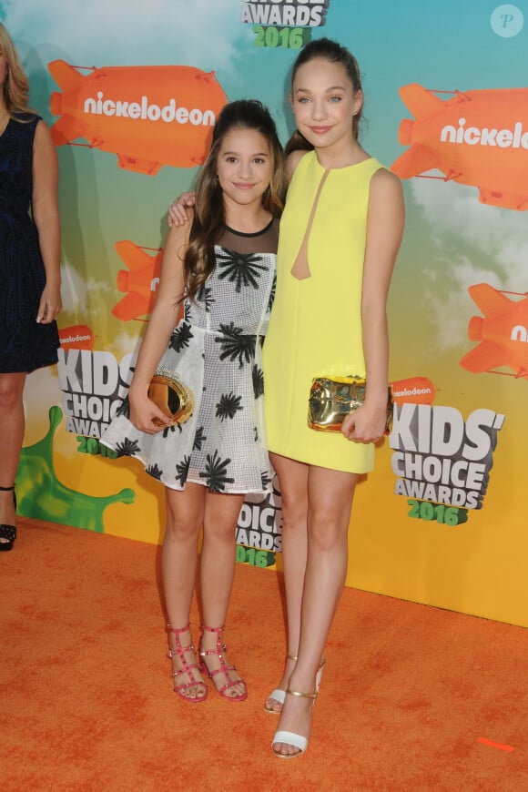 Mackenzie Ziegler et sa soeur Maddie Ziegler - People à la soirée "Kids' Choice Awards" au Forum à Inglewood. Le 12 mars 2016