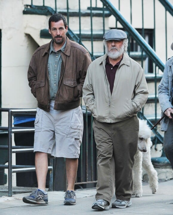 Dustin Hoffman, méconnaissable, promène un caniche royal au côté de Adam Sandler sur le tournage de 'The Meyerowitz Stories' à New York, le 8 mars 2016