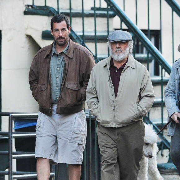 Dustin Hoffman, méconnaissable, promène un caniche royal au côté de Adam Sandler sur le tournage de 'The Meyerowitz Stories' à New York, le 8 mars 2016