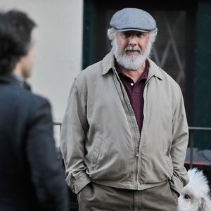 Dustin Hoffman, méconnaissable, promène un caniche royal au côté de Adam Sandler sur le tournage de 'The Meyerowitz Stories' à New York, le 8 mars 2016
