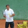 Toni Nadal, oncle et entraineur de Rafael Nadal , donne un cours de tennis a des enfants a Marbella le 29 septembre 2013